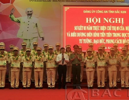 Đ/c Đinh Quang Tuyên - PCT UBND tỉnh và Đại tá Dương Văn Tính - GĐ Công an tỉnh trao biểu trưng biểu dương các điển hình tiên tiến trong học tập, làm theo tư tưởng,đạo đức, phong cách Hồ Chí Minh