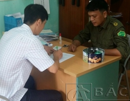 Trưởng Công an TT Chợ Mới tiếp công dân đến giải quyết công việc.