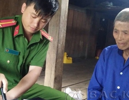 Cán bộ Đội Đội Cảnh sát QLHC về TTXH Công an huyện Na Rì xuống cơ sở thực hiện thủ tục cấp chứng minh nhân dân.