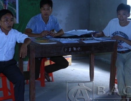 Chú Seo Cáng (ngồi bên trái ảnh) cùng với trưởng thôn tại cuộc họp thôn Khuổi Đẩy