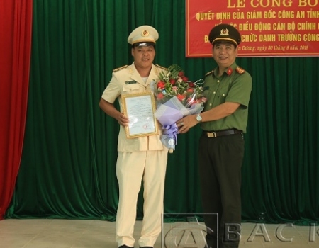 Đại tá Dương Văn Tính - GĐ Công an tỉnh trao quyết định cho Trung tá Hoàng Văn Hòa đến nhận nhiệm vụ Trưởng Công an xã Xuân Dương