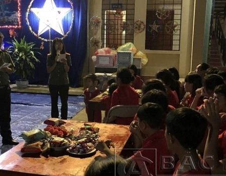 Các cháu có hoàn cảnh đặc biệt khó khăn rất phấn khởi tham gia trả lời các câu hỏi đố vui trong chương trình Tết trung thu lan toả yêu thương