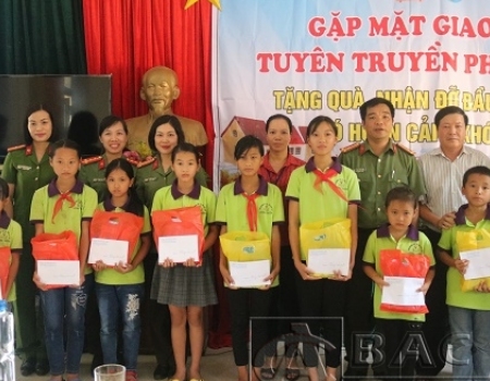 Tặng quà cho các em học sinh có hoàn cảnh khó khăn  