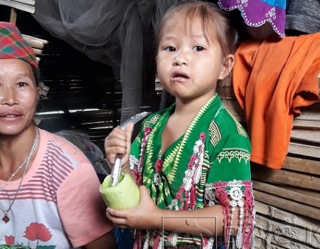 Em Sằm Thị Phương cùng mẹ bên túp lều tạm bợ tại thôn Ta Đào