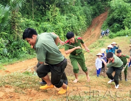 Vận chuyển vật liệu để xây dựng công trình đổ 100m2 sân bê tông cho nhà họp thôn Nà Quân, xã Bình Trung huyện Chợ Đồn