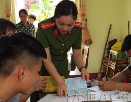 Phụ nữ Công an Thành phố Bắc Kạn hướng dẫn người dân làm thủ tục cấp giấy chứng minh nhân dân