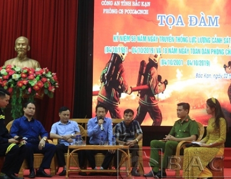 Các đại biểu khách mời chia sẻ những kinh nghiệm, mô hình PCCC hay trên địa bàn tỉnh
