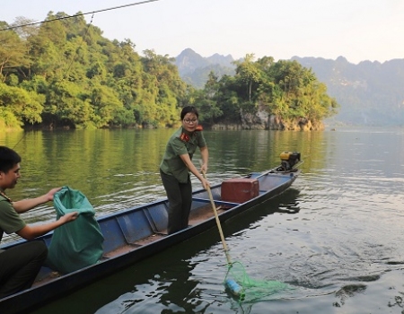 Đoàn thanh niên công an tỉnh Bắc Kạn phối hợp với đoàn thanh niên Báo Công an nhân dân tổ chức các hoạt động làm sạch môi trường tại Hồ Ba Bể