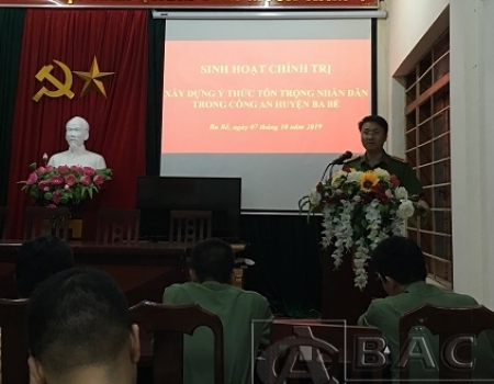 Trung tá Lê Hồng Giang - Bí thư Đảng ủy, Trưởng Công an huyện truyền đạt nội dung tại buổi sinh hoạt chính trị