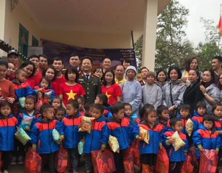 Nhiều suất quà đã được trao cho các em học sinh của điểm trường Thôm Niêng