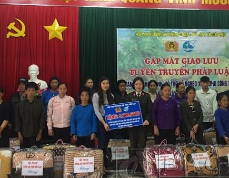 Hội Phụ nữ Công an tỉnh trao tiền hỗ trợ xây dựng nhà tiêu hợp vệ sinh và tặng quà cho 30 gia đình có hoàn cảnh khó khăn.