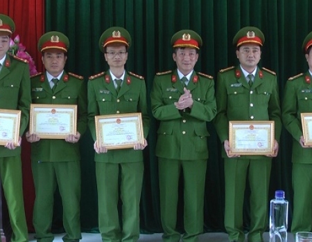 Đại tá Hà Trọng Trung - PGĐ Công an tỉnh trao tặng Giấy khen cho các cá nhân có thành tích xuất sắc trong đấu tranh, triệt phá vụ đánh bạc