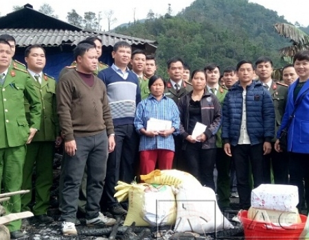 Đoàn thiện nguyện trao quà hỗ trợ cho chị Thim