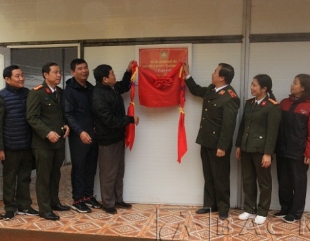 Đại diện các đơn vị cắt băng khánh thành nhà lớp học mới