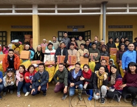 Nhưng món quà như đem mùa xuân đến sớm với với bà con Khuổi Khí, Khuổi Mạn