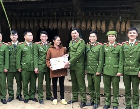 Trao quà hỗ trợ gia đình đông chí Hiếu