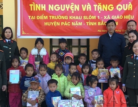 Lãnh đạo và cấp ủy 2 chi bộ tặng quà cho các em học sinh điểm trường