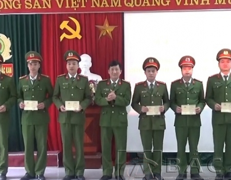 Đại tá Hà Trọng Trung - PGĐ Công an tỉnh trao chứng nhận hoàn thành lớp tập huấn cho các học viên