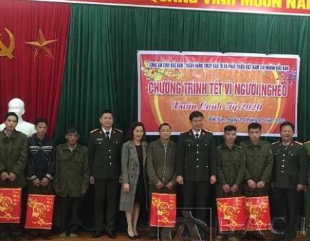 Thượng tá Vũ Văn Quân - PGĐ Công an tỉnh và bà Nguyễn Thị Hồng Thúy PGĐ BIDV Bắc Kạn trao quà Tết cho công an an viên có hoàn cảnh khó khăn