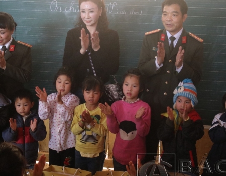 Đại diện lãnh đạo các đơn vị trao quà cho các em học sinh tại điểm trường Cốc Diển