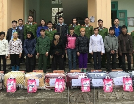 Phòng Cảnh sát môi trường Công an tỉnh tặng quà Tết cho gia đình chính sách, hộ nghèo tại xã Kim Hỷ, huyện Na Rì