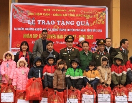 Đoàn công tác Cục Hậu cần (Bộ Công an) tặng quà cho các em học sinh Khuổi Khí, Khuổi Luông, xã Bằng Thành