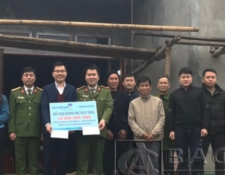 Công an huyện Ba Bể và các đơn vị hảo tâm trao tiền hỗ trợ đồng chí Trung úy Mã Thành Lê làm nhà.