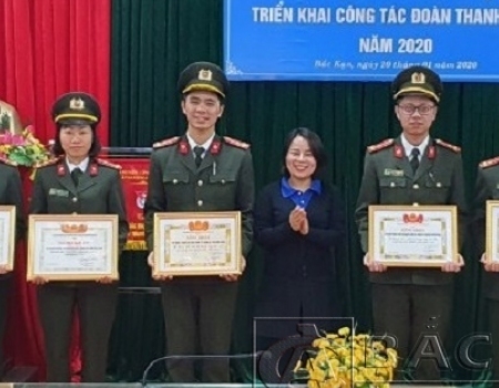 Khen thưởng cho các tập thể, cá nhân có nhiều thành tích trong công tác Đoàn năm 2019