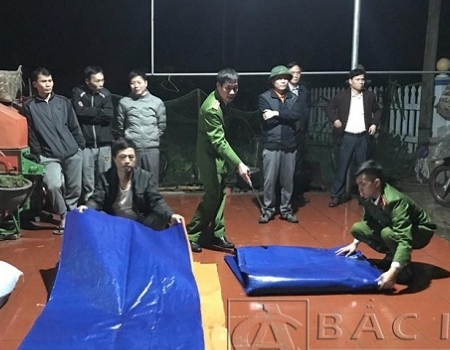 Công an huyện Bạch Thông giúp người dân xã Dương Phong khắc phục hậu quả do mưa đá