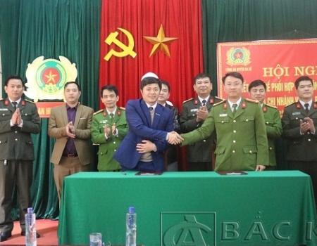 Đại diện lãnh đạo Công an huyện và  chi nhánh Viettel Bắc Kạn ký kết quy chế phối hợp.