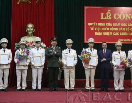 Đại tá Dương Văn Tính - GĐ Công an tỉnh và đồng chí Đồng Văn Lưu - Bí thư Huyện ủy Bạch Thông trao quyết định cho các cá nhân được bổ nhiệm, điều động giữ các chức danh công an xã