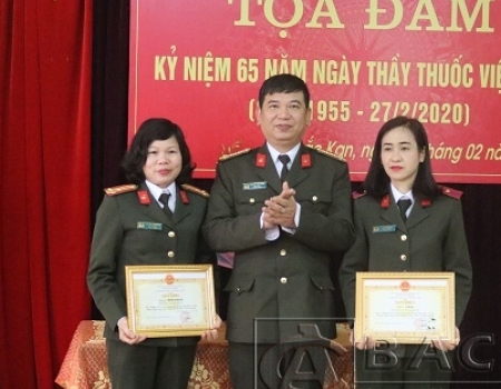 Đại tá, Tiến sĩ Dương Văn Tính – Giám đốc Công an tỉnh tặng giấy khen cho 2 y bác sỹ Bệnh xá Công an tỉnh đã có thành tích xuất sắc trong đợt thi đua kỷ niệm 65 năm Ngày Thầy thuốc Việt Nam.  