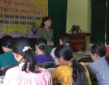 Hội viên phụ nữ Công an tỉnh tuyên truyền pháp luật tại xã Dương Phong, huyện Bạch Thông