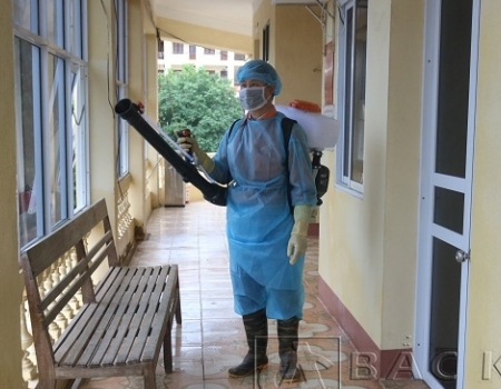 Phun thuốc khủ trùng tại Trụ sở Công an tỉnh Bắc Kạn