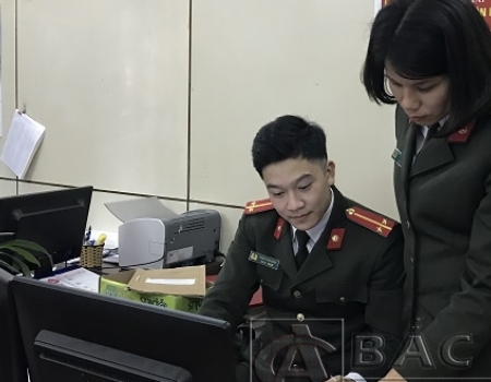 Cán bộ Văn phòng Đảng ủy Công an tỉnh nghiên cứu văn bản hướng dẫn triển khai công tác chuẩn bị Đại hội đảng các cấp nhiệm kỳ 2020 - 2025
