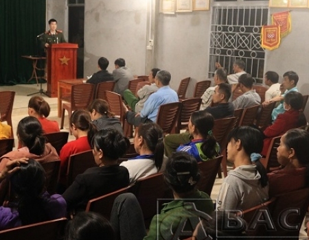 Tuyên truyền cho bà con nhân dân về nâng cao cảnh giác trước những thông tin xấu độc liên quan đến dịch bệnh viêm đường hô hấp cấp tại thôn Bản Châng, xã Mỹ Thanh, huyện Bạch Thông.