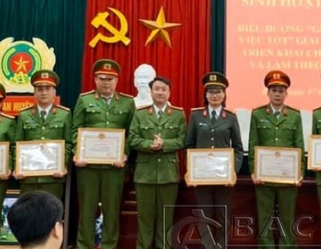 Khen thưởng các tập thể, cá nhân tiêu biểu trong phong trào thi đua "Vì An ninh Tổ quốc" tại Công an huyện Ba Bể