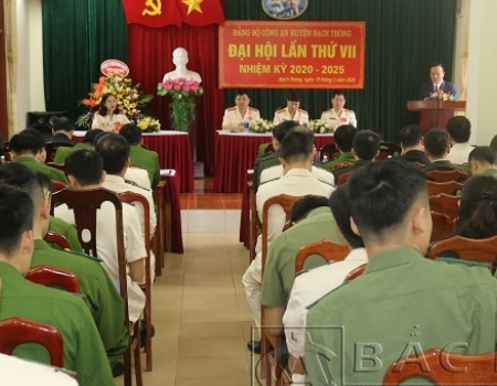 Đ/c Đồng Văn Lưu- Bí thư huyện ủy Bạch Thông phát biểu chỉ đạo tại Đại hội Đảng bộ Công an huyện Bạch Thông nhiệm kỳ 2020 - 2025