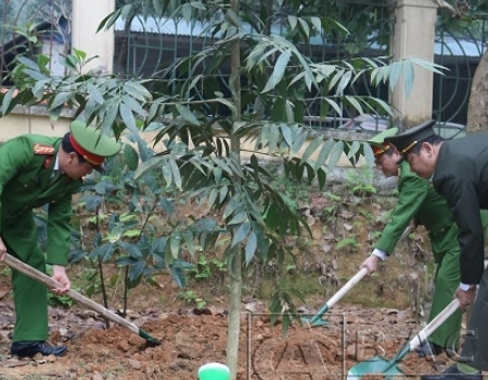 Các đồng chí lãnh đạo Công an tỉnh tham gia trồng cây hưởng ứng Lễ phát động