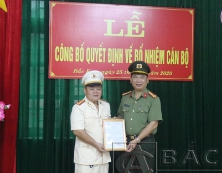 Đại tá Dương Văn Tính - GĐ Công an tỉnh trao QĐ của Bộ trưởng Bộ Công an bổ nhiệm Thượng tá Dương Thanh Hoài giữ chức vụ Trưởng phòng Xây dựng phong trào Bảo vệ ANTQ
