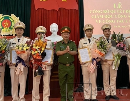 Đại tá Đinh Quang Huy - PGĐ Công an tỉnh trao Quyết định điều động cán bộ đảm nhiệm các chức công an xã trên địa bàn huyện Ba Bể