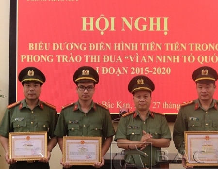 Lãnh đơn vị Phòng Tham mưu trao quà cho các cá nhân có thành tích xuất sắc trong phong trào thi đua “Vì an ninh Tổ quốc” giai đoạn 2015 - 2020.