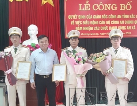 Đ/c Dương Hữu Bường - Chủ tịch UBND TP Bắc Kạn trao Quyết định điều động cho các cá nhân
