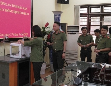 CBCS phòng Tham mưu Công an tỉnh ủng hộ Quỹ phòng chống Covid-19
