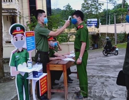 Công an huyện Chợ Mới kiểm tra thân nhiệt CBCS trước khi vào trụ sở đơn vị làm việc