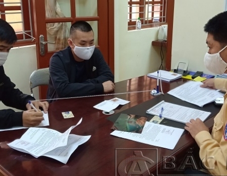 Người dân và cán bộ thực hiện nghiêm quy định đeo khẩu trang phòng dịch