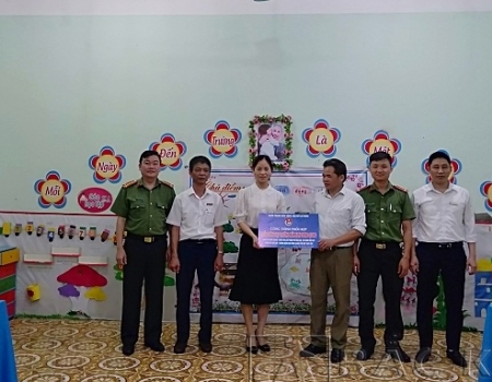 Lãnh đạo Công an thành phố, Điện lực thành phố và chính quyền địa phương bàn giao công trình cho Trường mầm non xã Dương Quang