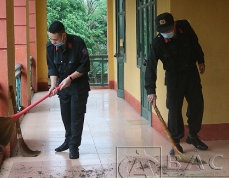 Vệ sinh hành lang, lớp học chuẩn bị đón các em học sinh học trở sau sau thời gian dài nghỉ dịch