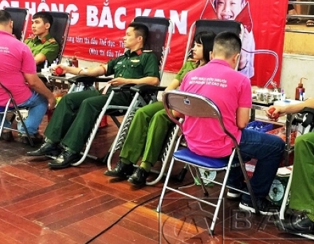 Đoàn viên thanh niên Công an tỉnh hiến máu hưởng ứng chương trình “Giọt hồng Bắc Kạn” năm 2019