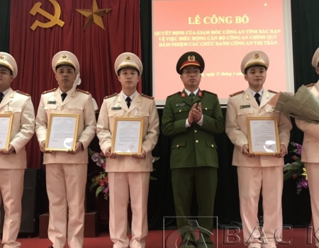 Lực lượng công an với vai trò tham mưu, hướng dẫn sẽ nâng cao hiệu quả thực hiện mô hình “Hộ an toàn - Thôn, bản, tổ dân phố bình yên” (ảnh: Công bố QĐ điều động công an chính quy đảm nhiệm các chức danh công an TT Bằng Lũng, huyện Chợ Đồn